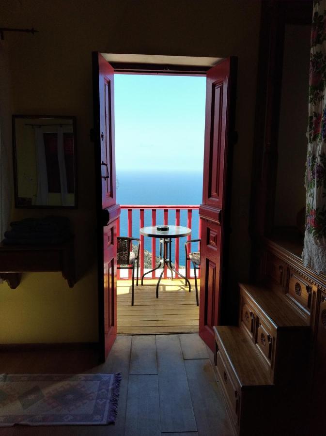 Anemos Guest House Karpathos Olympos  エクステリア 写真